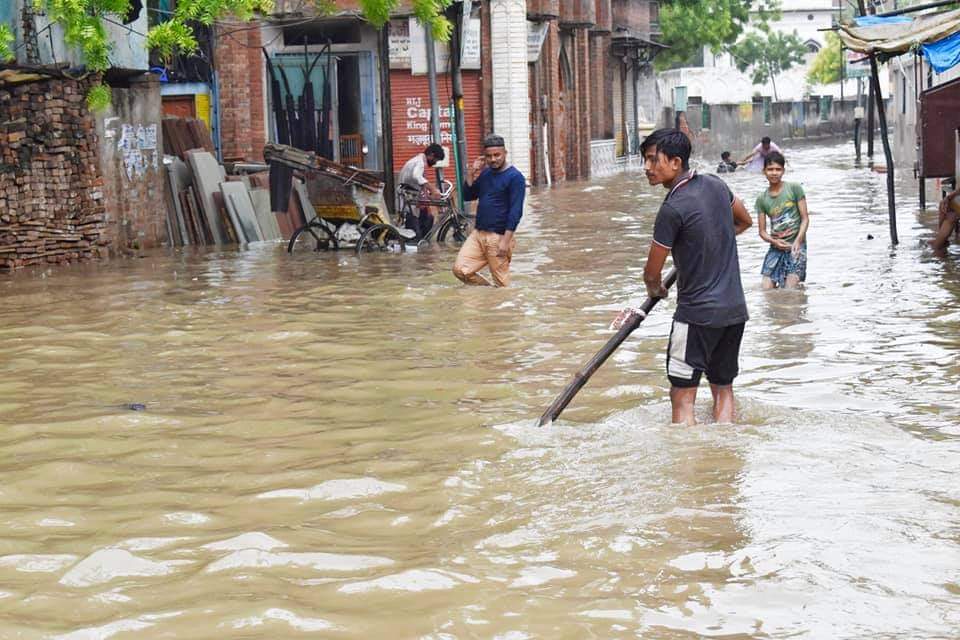 तालाब में तबदील हुई बनारस की गलियां.