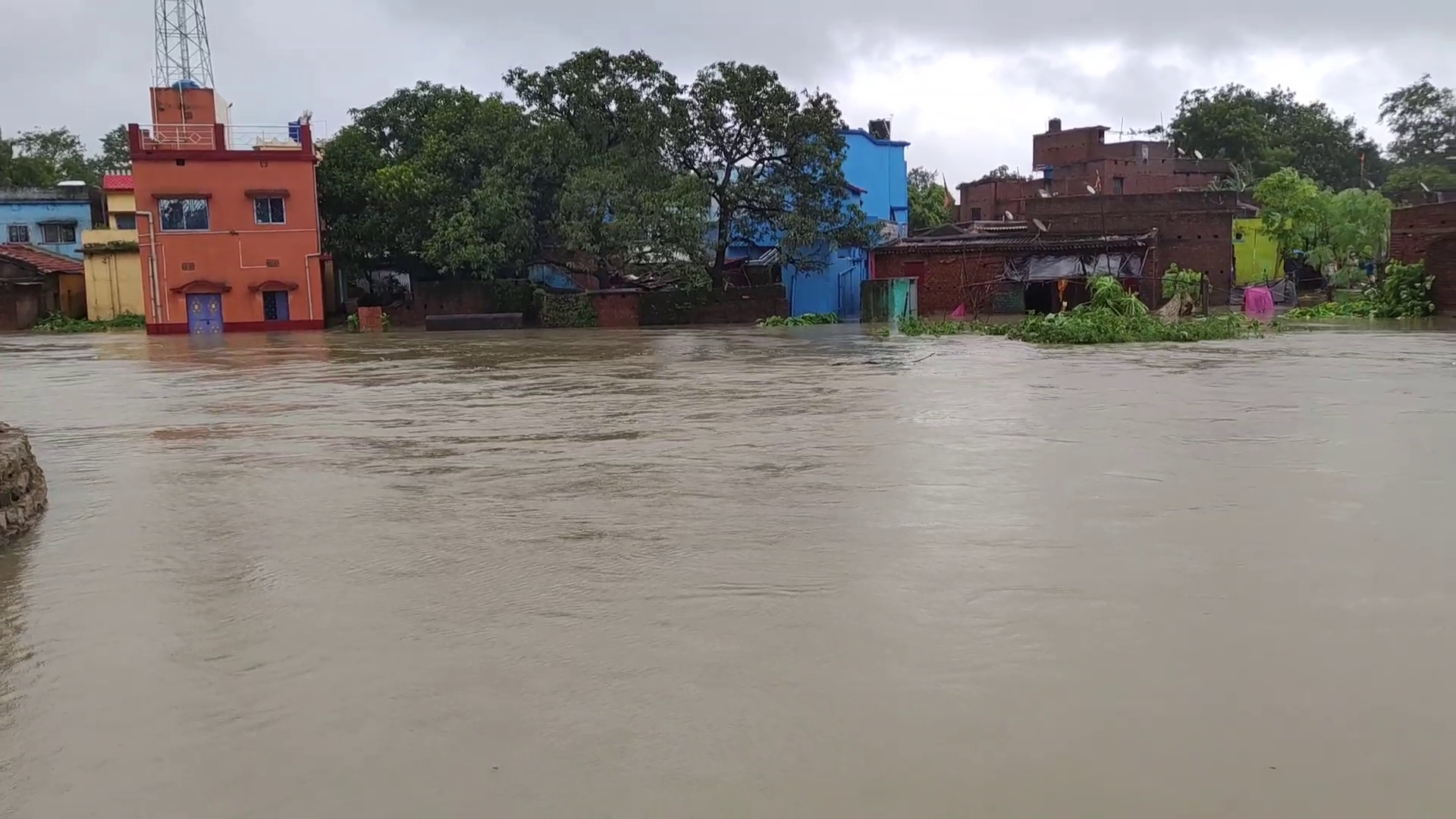 water-entered-houses-due-to-jhiliya-river-overflow-in-dhanbad