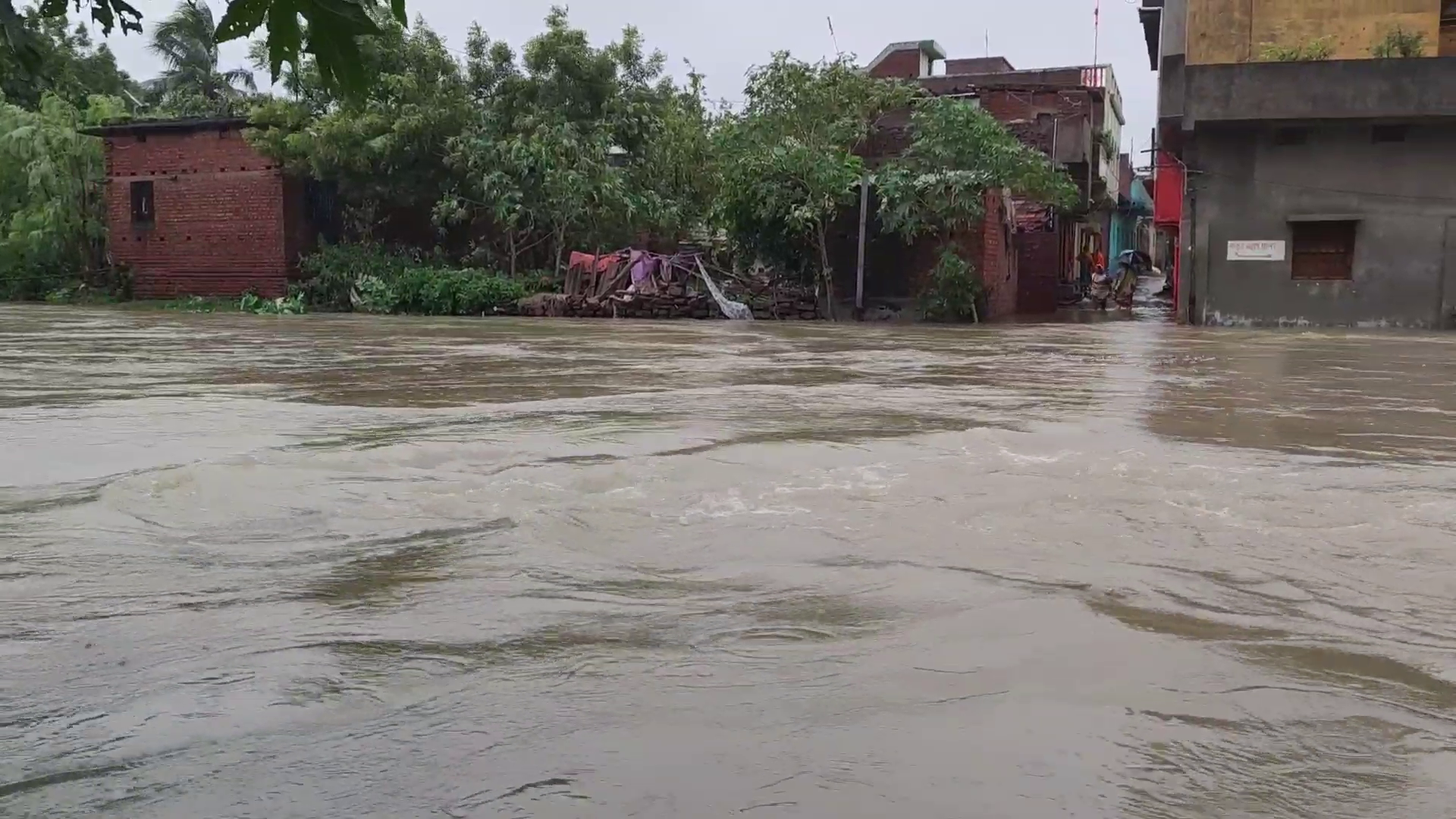 water-entered-houses-due-to-jhiliya-river-overflow-in-dhanbad