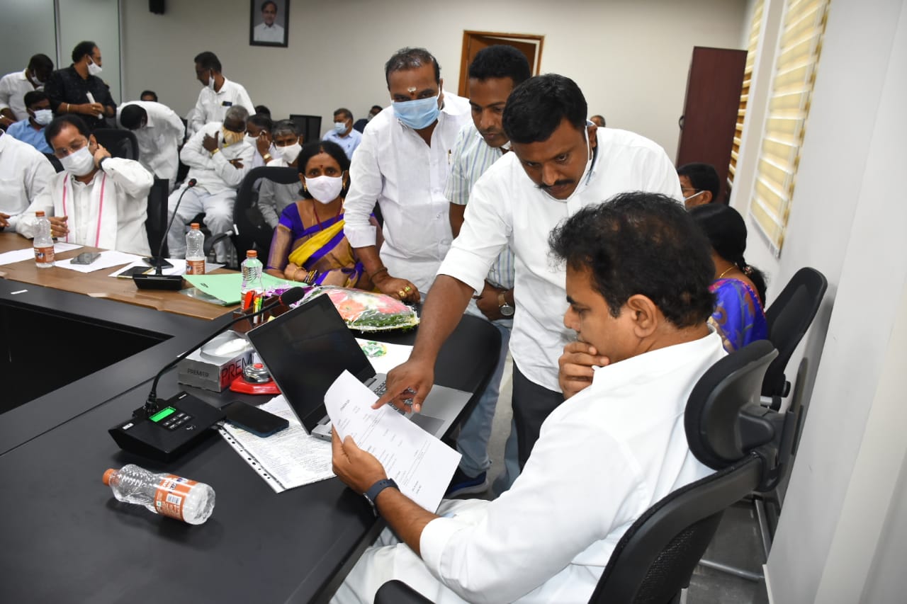 minister ktr reviewed on Handlooms