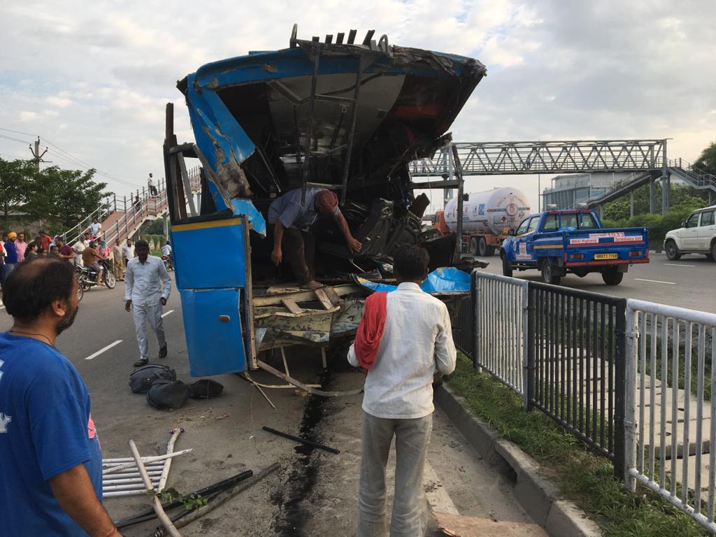 ROAD ACCIDENT: ਬੱਸ ਅਤੇ ਟਰੱਕ ਦੀ ਆਪਸ ’ਚ ਭਿਆਨਕ ਟੱਕਰ, 3 ਦੀ ਮੌਤ, 25 ਜ਼ਖਮੀ