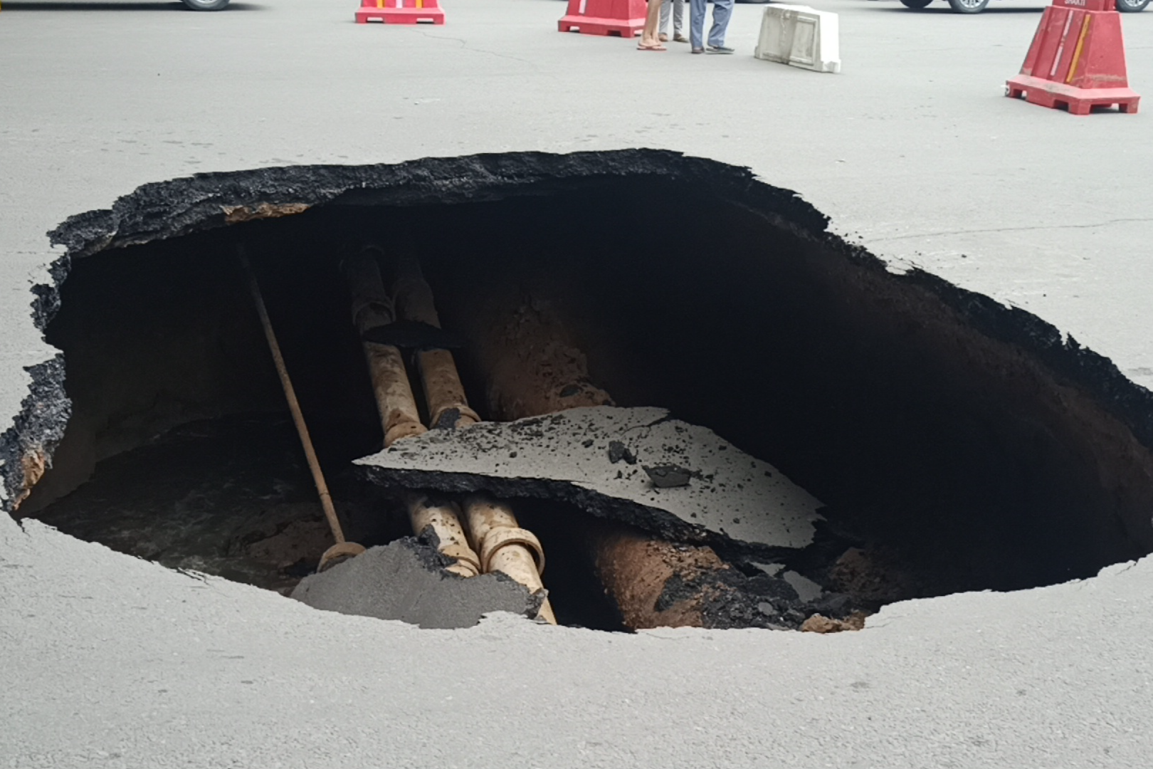 pit in road  iit flyover  delhi