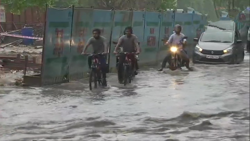 Rains lash Delhi