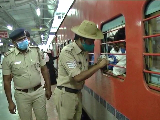 Kalaburagi railway police department distributed visiting card to Passengers