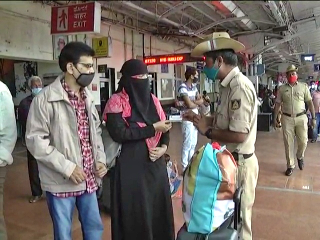 Kalaburagi railway police department distributed visiting card to Passengers