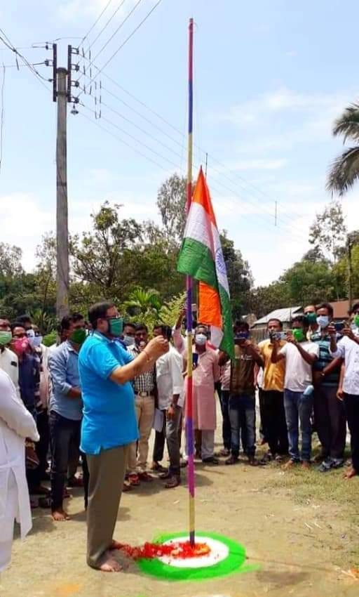 সাবেক ছিটমহলের মধ্য মশালডাঙায় জাতীয় পতাকা উত্তোলন করেন দিনহাটার প্রাক্তন বিধায়ক তথা তৃণমূল নেতা উদয়ন গুহ