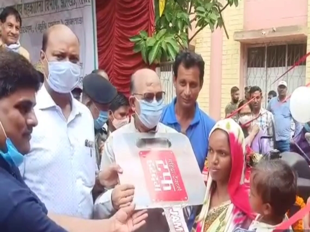 jharkhand-assembly-speaker-ravindra-nath-mahto-distributed-mini-tractor-to-womens-in-jamtara