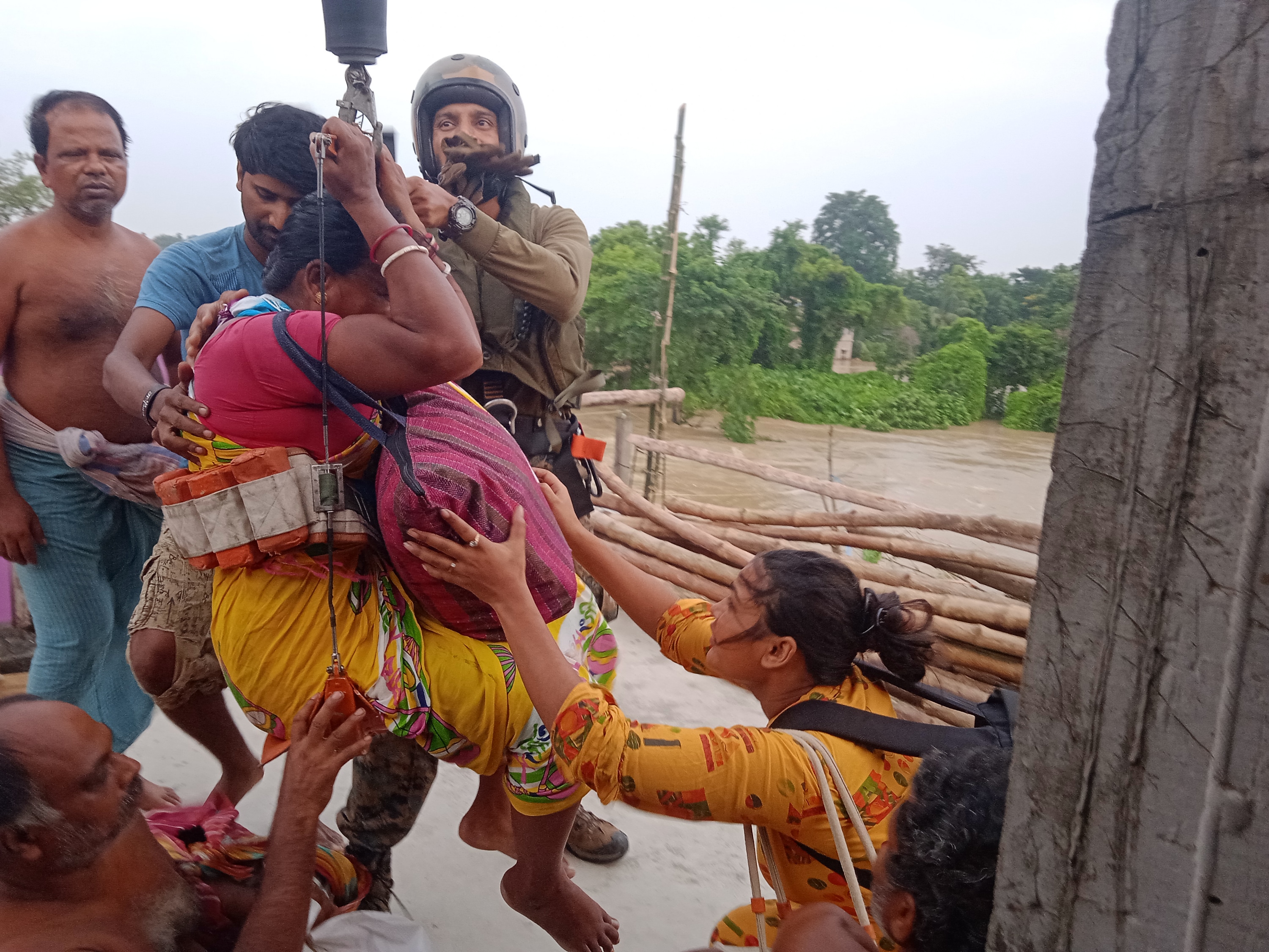 বাড়ির ছাদ থেকে দুর্গতদের উদ্ধারের কাজ করছেন জওয়ান