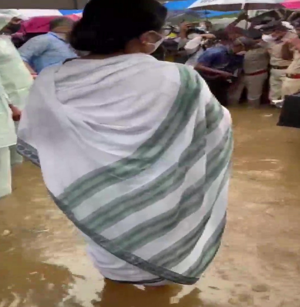 mamata visit in flood effected areas