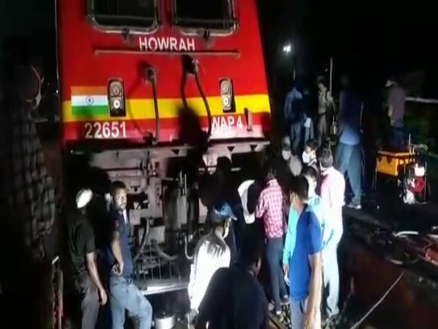 engine of train suddenly derailed in dhanbad