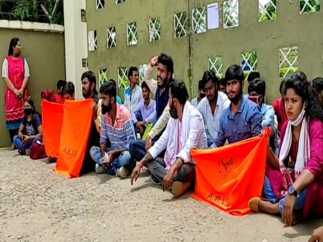 Ruckus of students outside jharkhand academic council office in ranchi