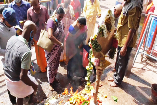 குறைந்த அளவில் மட்டுமே பக்தர்கள் மலைக்கோயிலுக்கு வந்து சுவாமி தரிசனம்