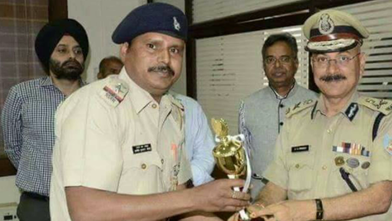 inspector-asit-kumar-modi-defused-800-bombs-in-his-27-years-career-in-jharkhand