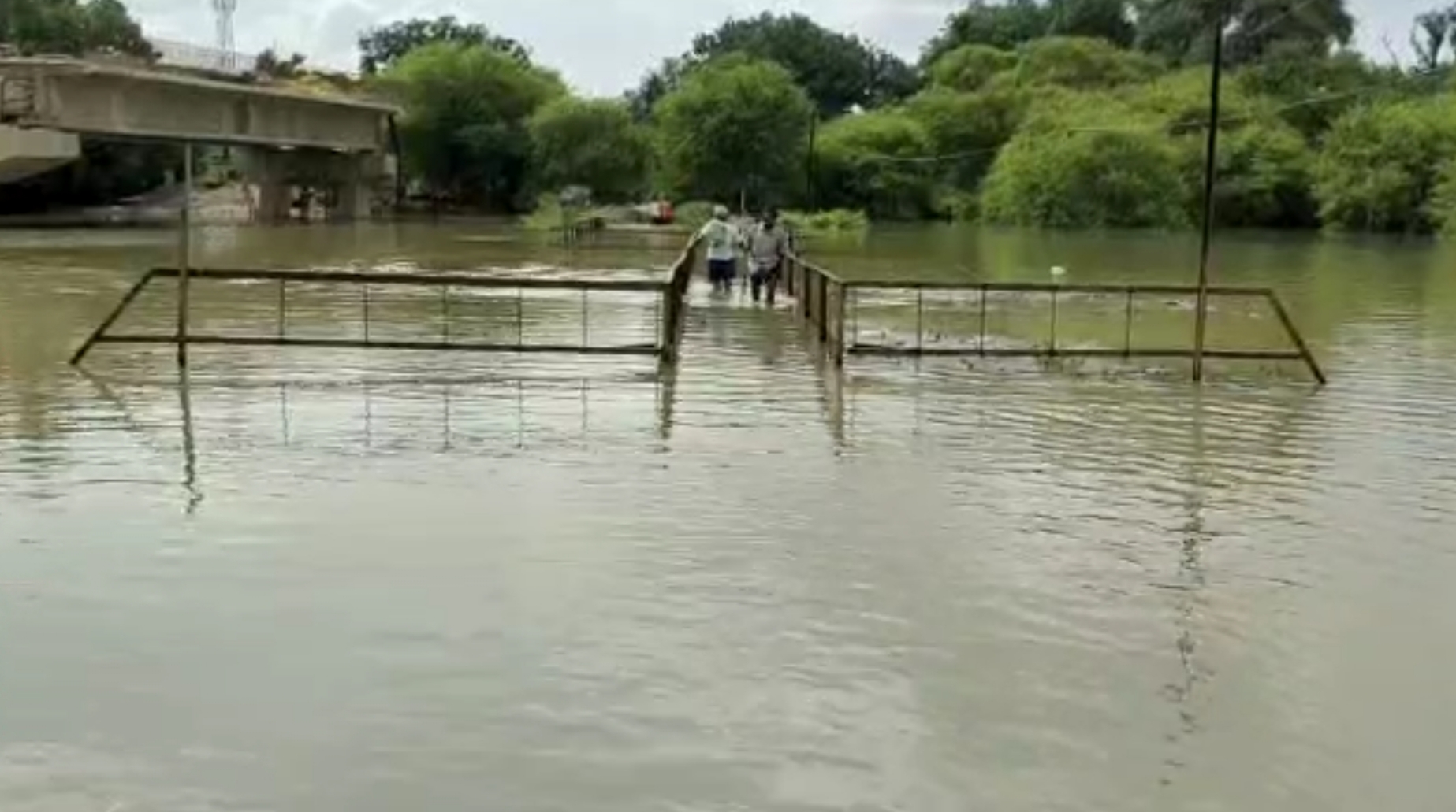 यूपी में बाढ़ का तांडव, जनजीवन हुआ अस्त-व्यस्त