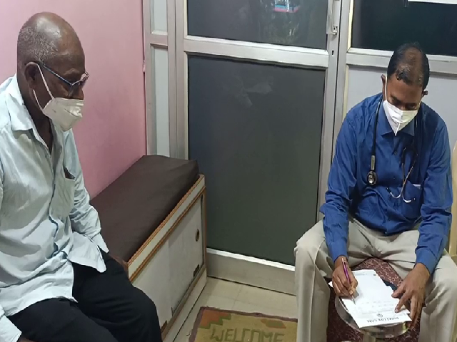 doctor-anil-kumar-providng-free-treatment-to-poor-patients-in-ranchi