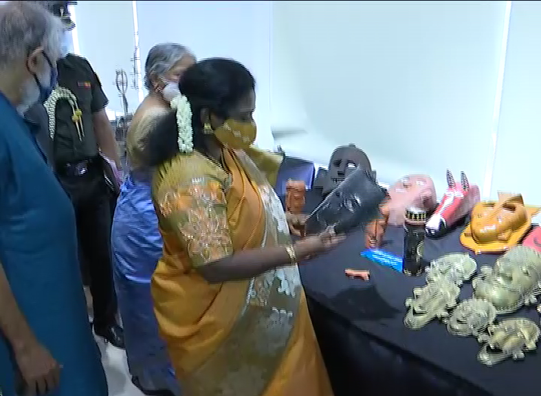 Tamilisai Soundararajan, tribals exhibition in art gallery