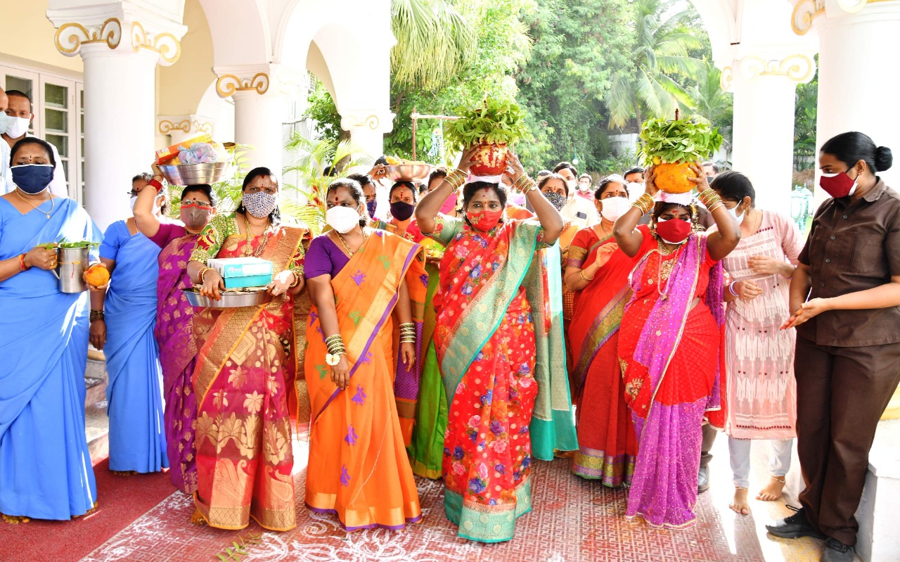 telangana-governor-tamilisai-soundar-rajan-participated-in-bonalu-festival-in-raj-bhavan