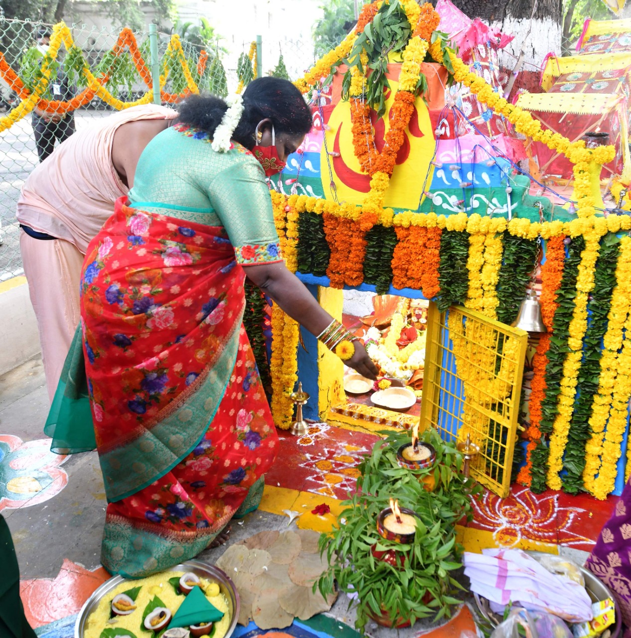 telangana-governor-tamilisai-soundar-rajan-participated-in-bonalu-festival-in-raj-bhavan