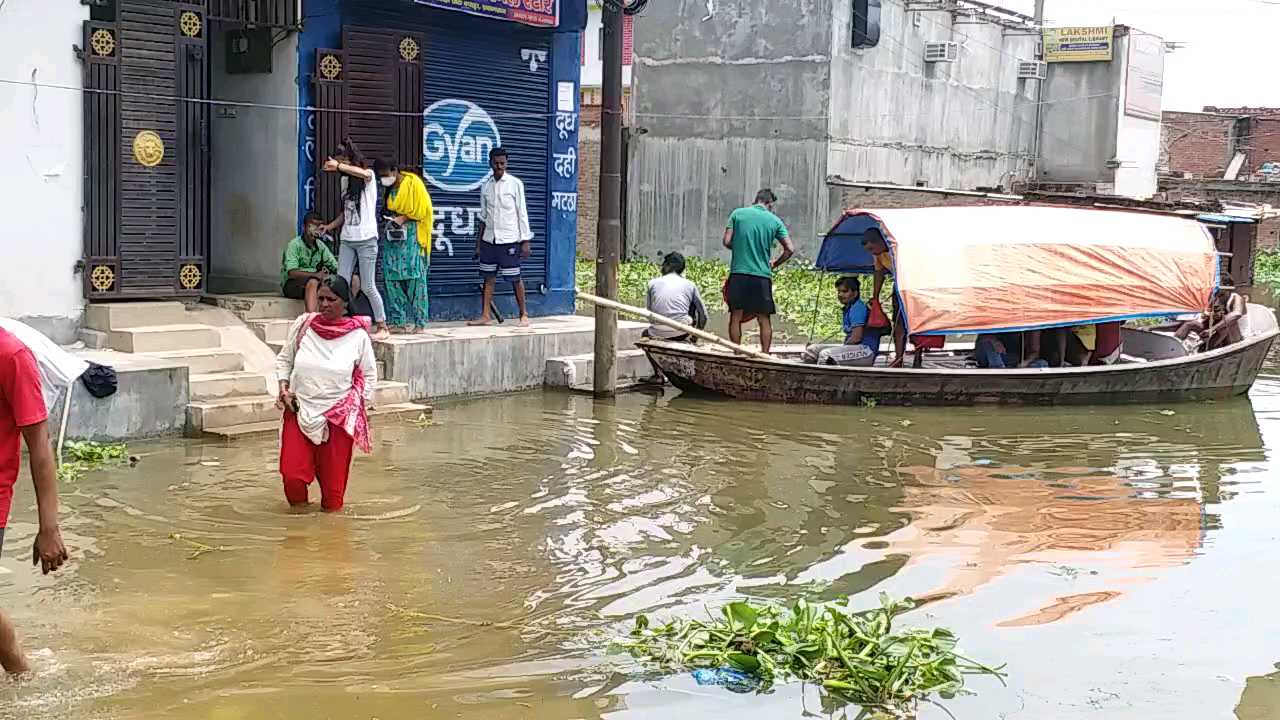 प्रयागराज में बाढ़ के कारण गलियों में चलती नाव.