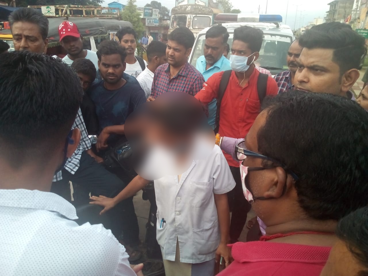 girl-beaten-at-square-in-surguja-dispute-with-youths-over-traffic-signal