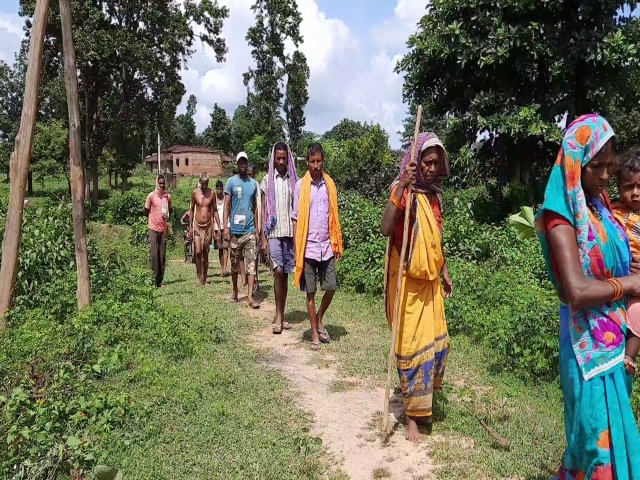 people of jharna village in chatra are surving hard without basic necessities