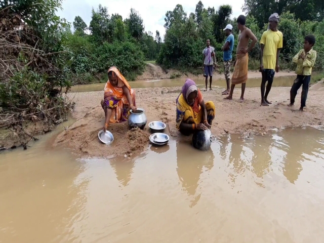 people of jharna village in chatra are surving hard without basic necessities