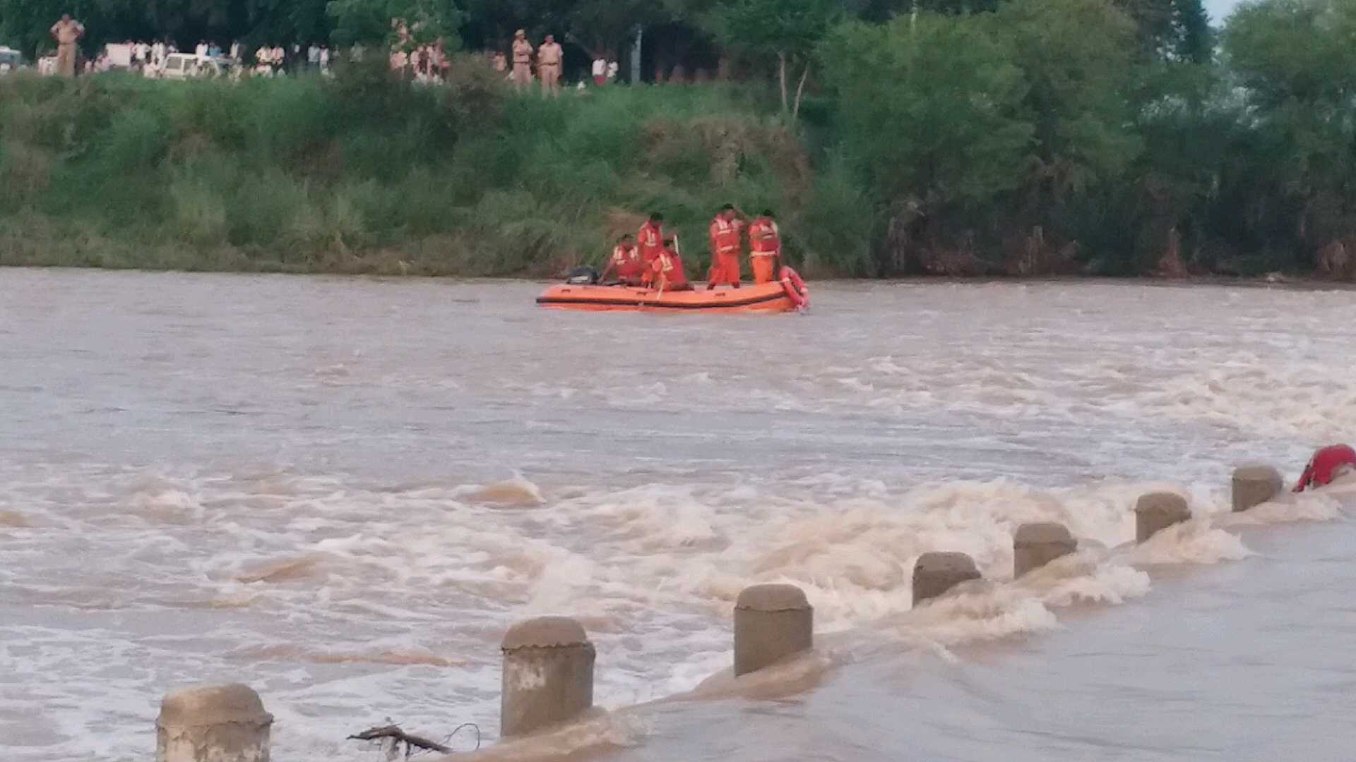 पार्वती नदी,  ट्रैक्टर-ट्रॉली,  पार्वती नदी में दो बहे,  धौलपुर में हादसा , पार्वती नदी में हादसा , एसडीआरएफ टीम,  Parvati River , tractor-trolley,  Two flows in Parvati river,  accident in dholpur