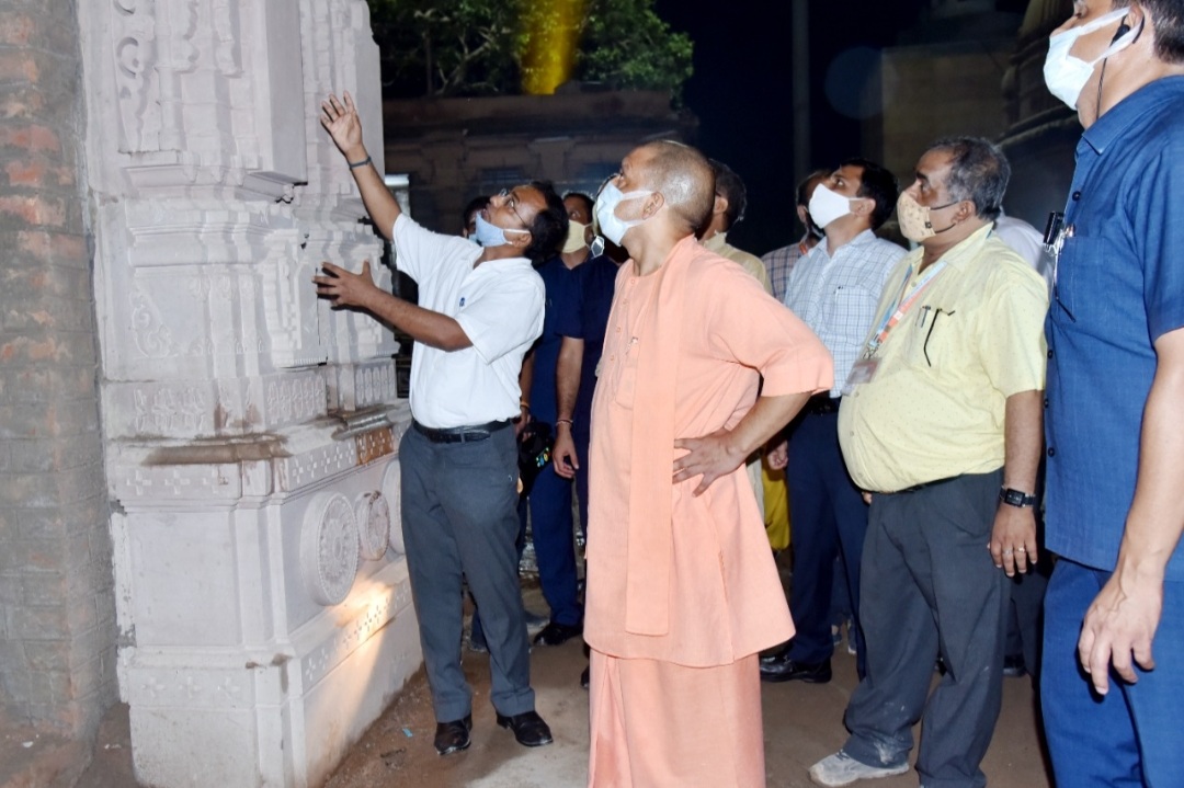 मंदिर का निरीक्षण करते सीएम योगी.