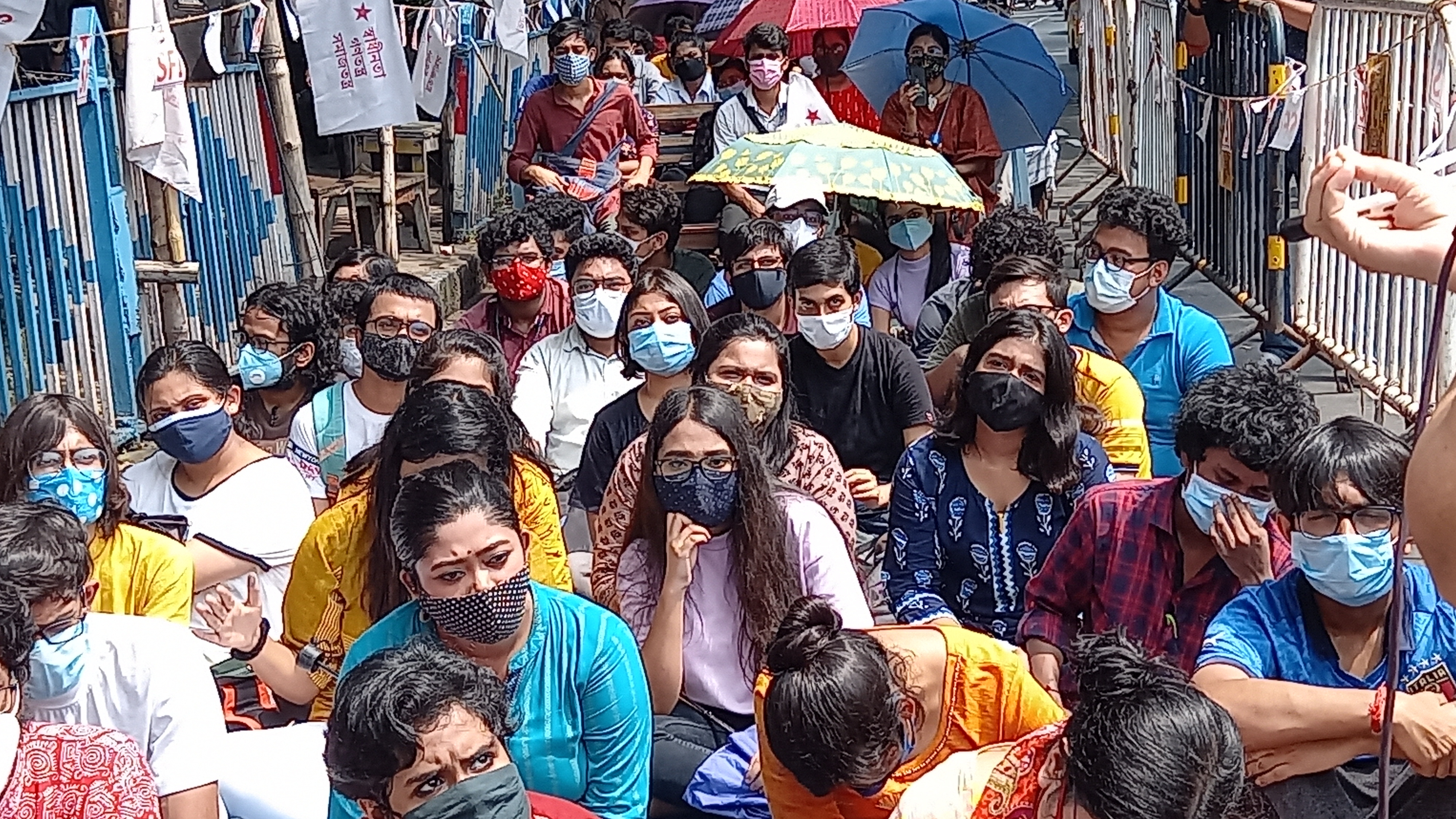 পথের উপর বসে ক্লাস করছেন পড়ুয়ারা