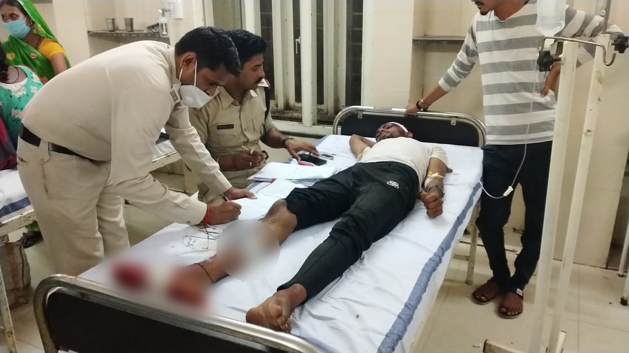 घायल युवक से जानकारी लेती पुलिस