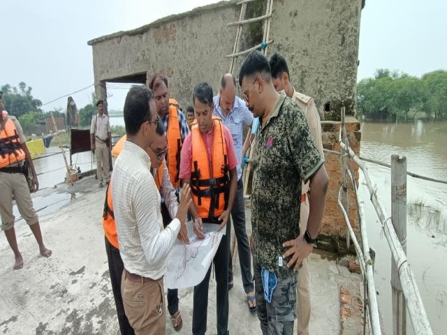 dc visits flood affected areas in sahibganj