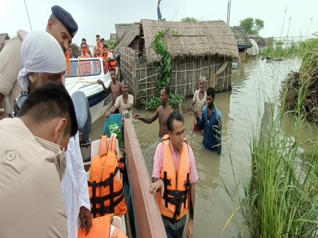 dc visits flood affected areas in sahibganj