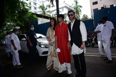 Extended family, friends show up for Juhu wedding of Anil Kapoor's daughter Rhea