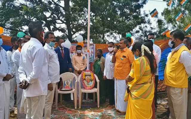 tiyagi daughter flagged off  hoisting the National Flag  National Flag  75th independence day  independence day  nilgiris news  nilgiris latest news  நீலகிரி செய்திகள்  கொடி  தியாகியின் மகள் ஏற்றிய கொடி  தியாகியின் வீடு முன் கொண்டாட்டம்  சுதந்திர தின விழா  75வது சுதந்திர தினம்  சுதந்திர தினம்  Independence Day celebrated in front of the martyr's house