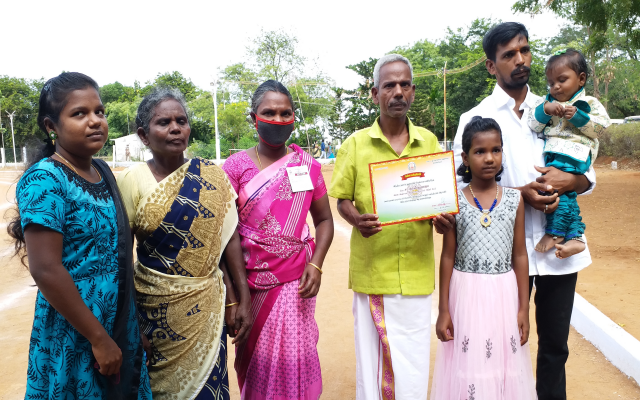 post master awarded for his work  75th independence day  independence day  post master  thirunelveli news  thirunelveli latest news  thirunelveli post master  திருநெல்வேலி செய்திகள்  திருநெல்வேலி போஸ்ட் மாஸ்டர்  கவுரவிக்கப்பட்ட அஞ்சல் அலுவலர்  அஞ்சல் அலுவலர்  1,000 ரூபாய் ஓய்வூதியத்திற்காக ஆபத்தான பயணம்  மலை பயணம்  10 கி.மீ சவாலான பயணம்  அஞ்சல் அலுவலருக்கு நற்சான்றிதழ்  சவாலான பயணம்  தபால் ஊழியர்