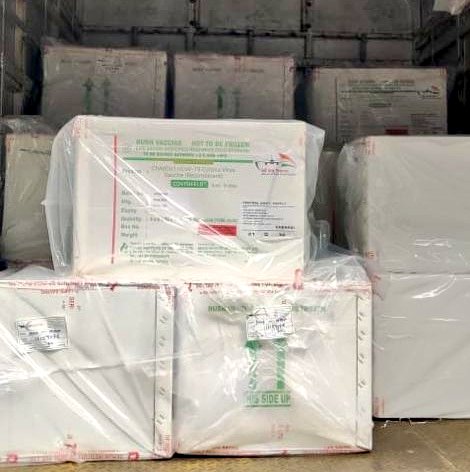 தடுப்பூசிகள் சென்னை வந்தன  தடுப்பூ  covishield vaccine arrived in chennai airport  chennai airport  covishield vaccine  covishield vaccine arrived  vaccine  corona vaccine  chennai news  chennai latest news  சென்னை செய்திகள்  தட்டுப்பாடு  மத்திய மருந்து கிடங்கு  விமானம் மூலம் வந்தது தடுப்பூசி  சென்னை விமான நிலையம்  விமான நிலையம்