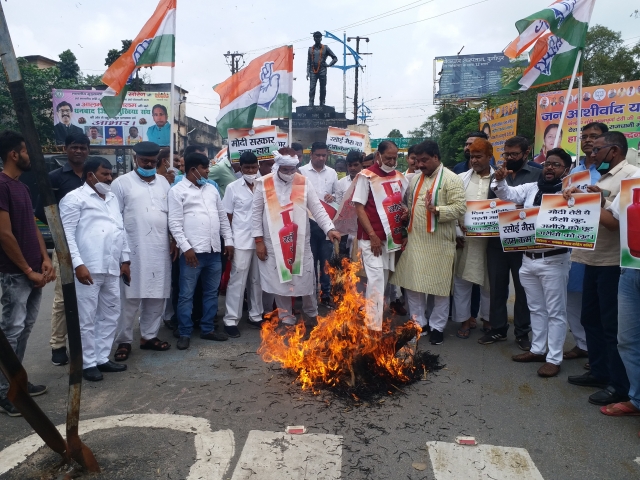 Congress burnt effigy of pm modi over rising inflation in dhanbad