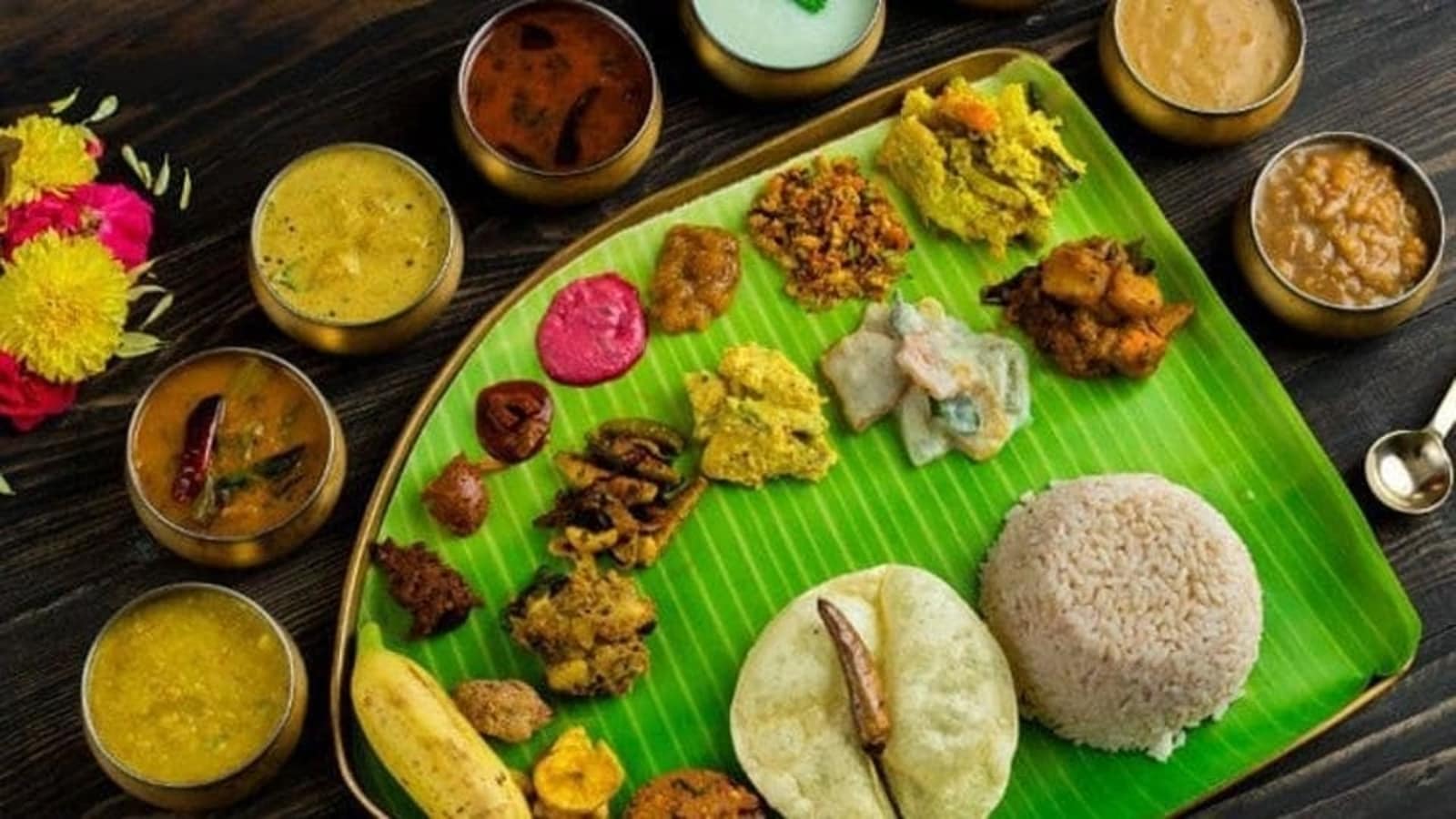 ஓணம் பண்டிகை, 1000 rupees bonus, Onam festival, கேரள முதலமைச்சர் பினராயி விஜயன், kerala cm pinarayi vijayan, 1000 ரூபாய் போனஸ், 1000 ரூபாய் பரிசுத் தொகை, அத்தப்பூ, ஓண சத்ய, onam tamil