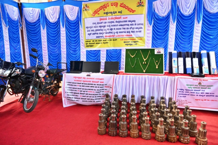 Chikkaballapur police handed over 1.21 lakh value jewelry, vehicles to owners