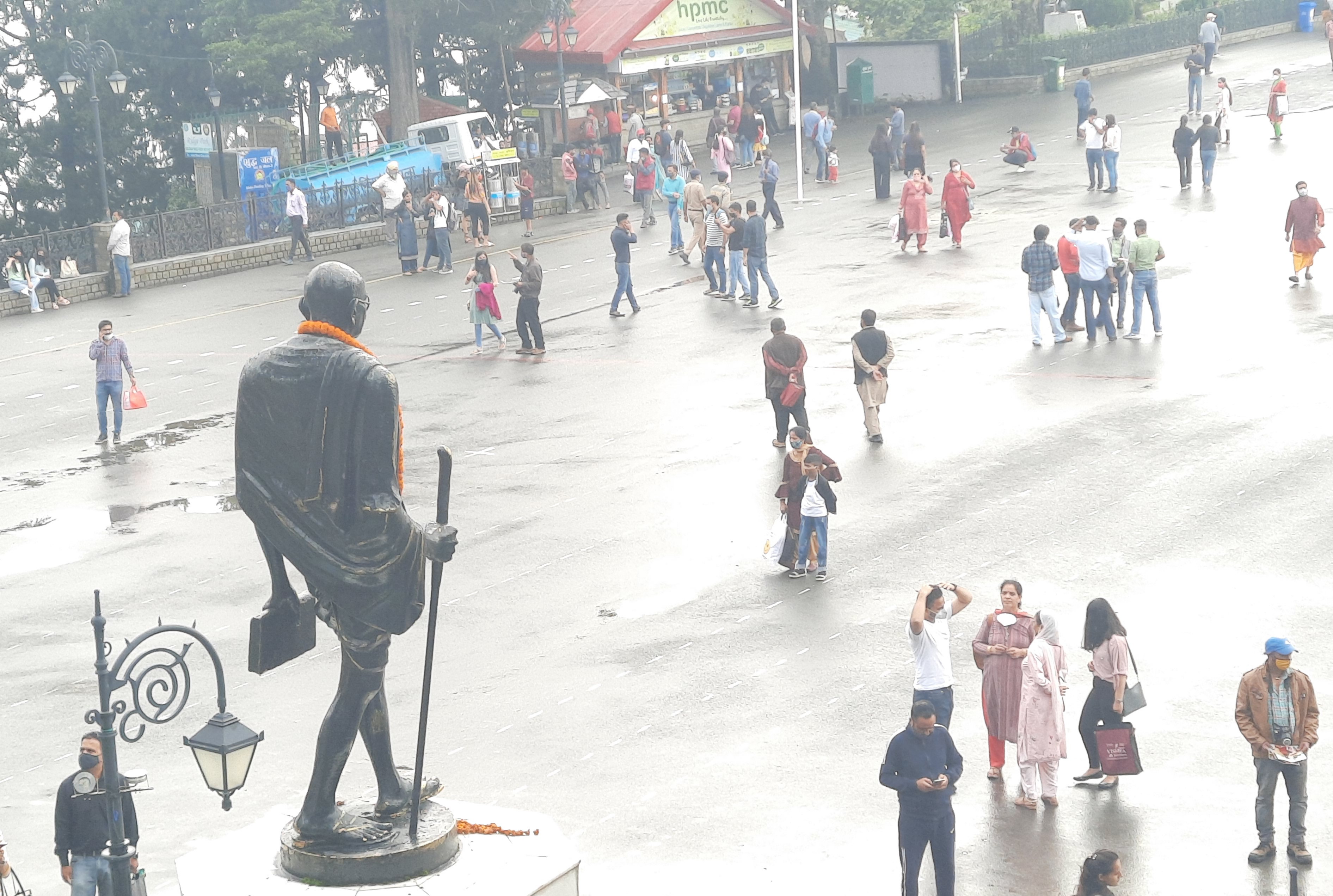 शिमला माल रोड पर महात्मा गांधी की प्रतिमा