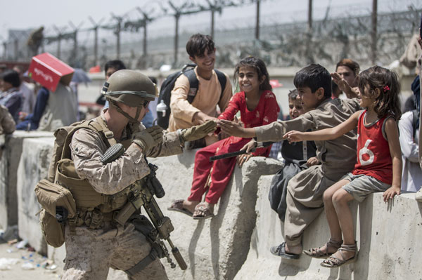 troops-helping-afghan-children