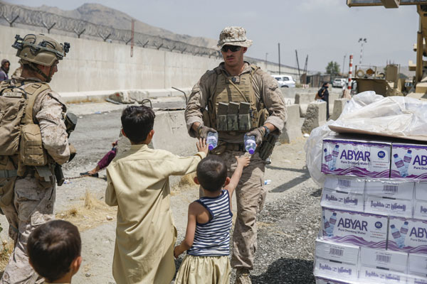 troops-helping-afghan-children