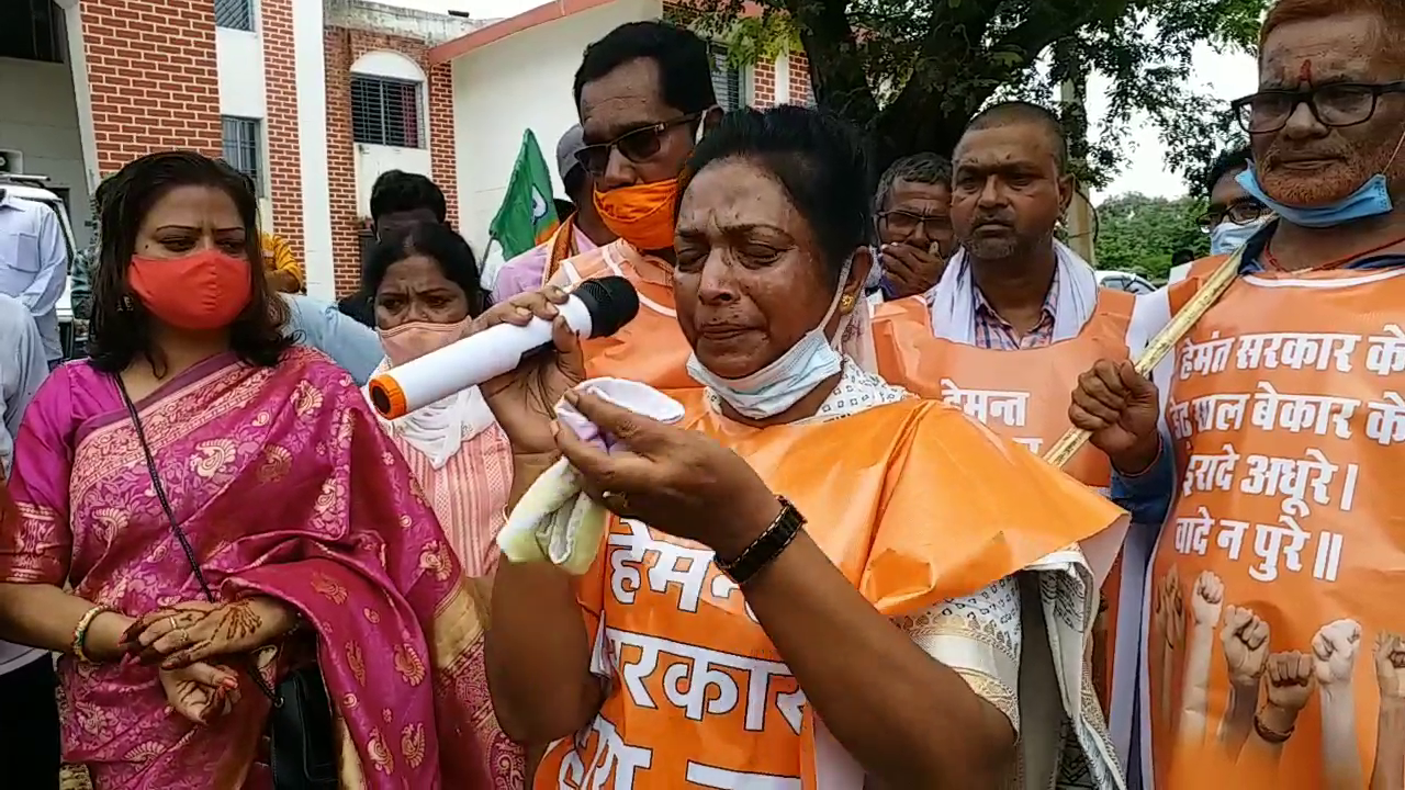 bjp-leader-luis-marandi-cried-during-addressing-people-in-dumka