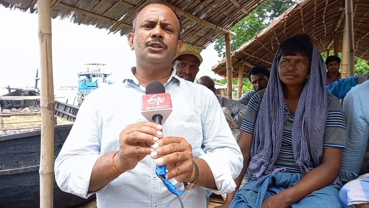 flood in sahibganj, people angry due to lack of help