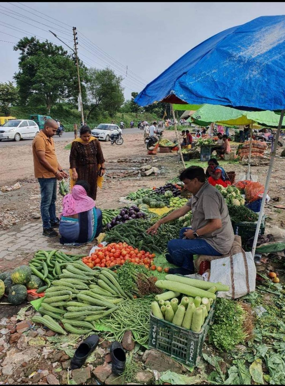 यूपी के आईएएस अखिलेश मिश्रा बेच रहे सब्जी, जानें क्या है मामला