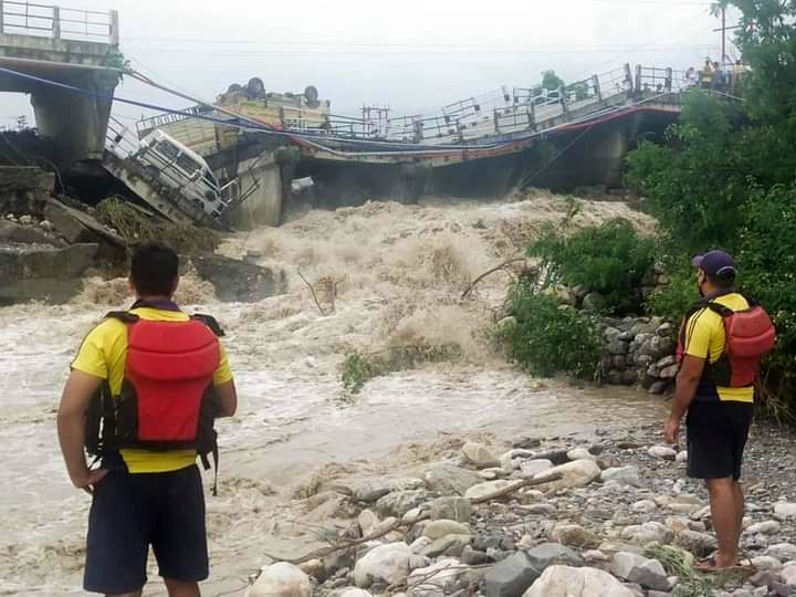 मौके पर रेस्क्यू टीम.