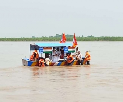 After performing the rituals , the veteran BJP leader's family took a boat to the middle of the river where his ashes were immersed