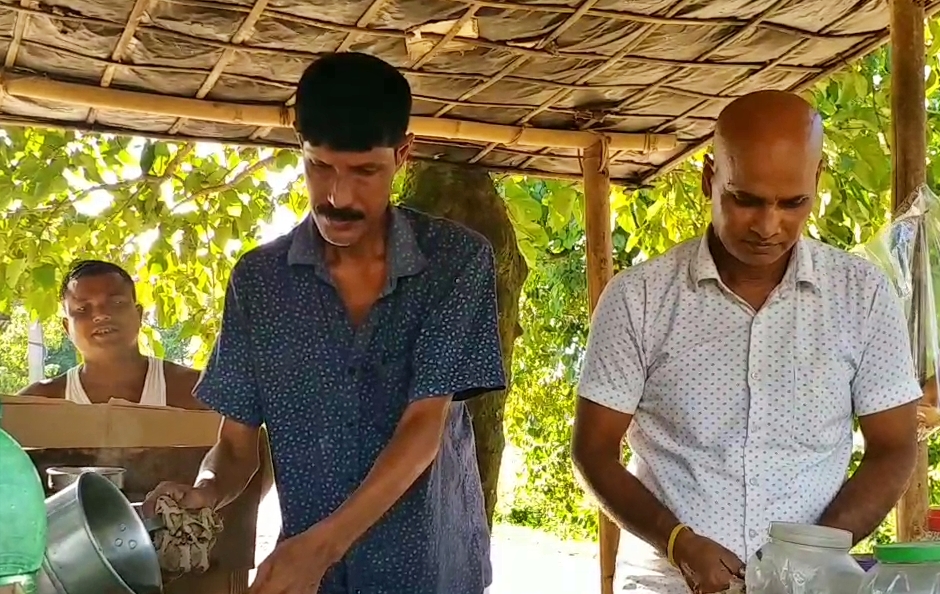 actor bhaskar barman as tea shopkeeper