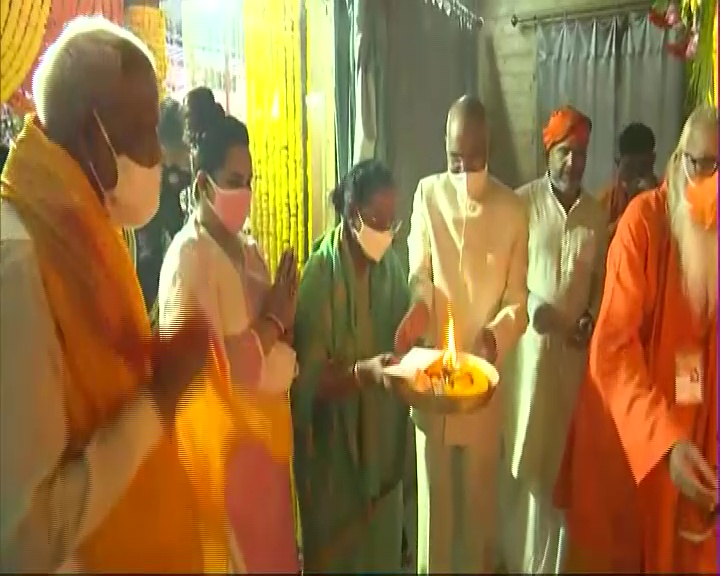 President visits Ayodhya temple construction site, offers prayers to Ram Lalla