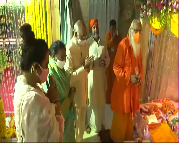 President visits Ayodhya temple construction site, offers prayers to Ram Lalla